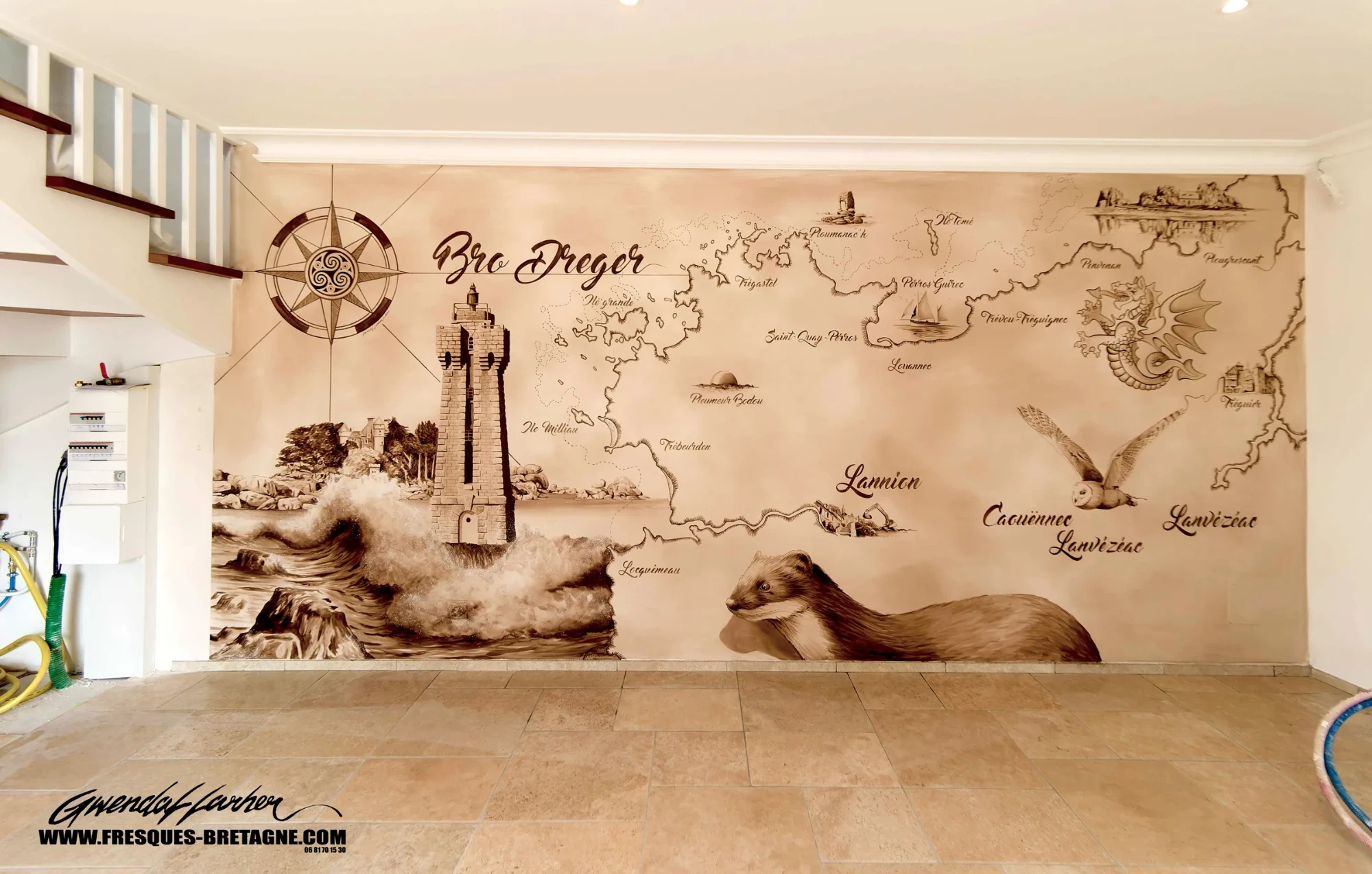 Fresque murale d'une carte marine du Bro Dreger, rose des vents celtique, phare de Ploumanac'h et animaux illustrés, peinte à la main
